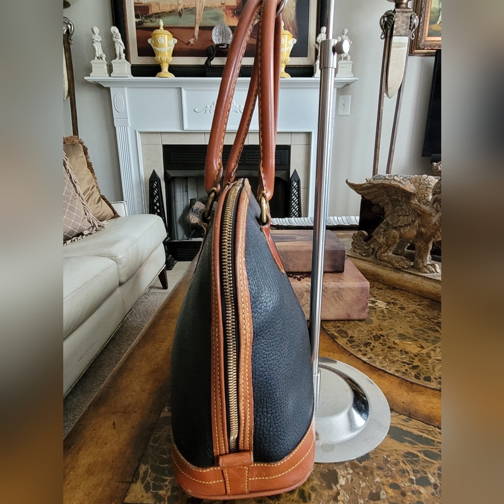 Dooney & Bourke vintage dome style bag. - Picture 4 of 13